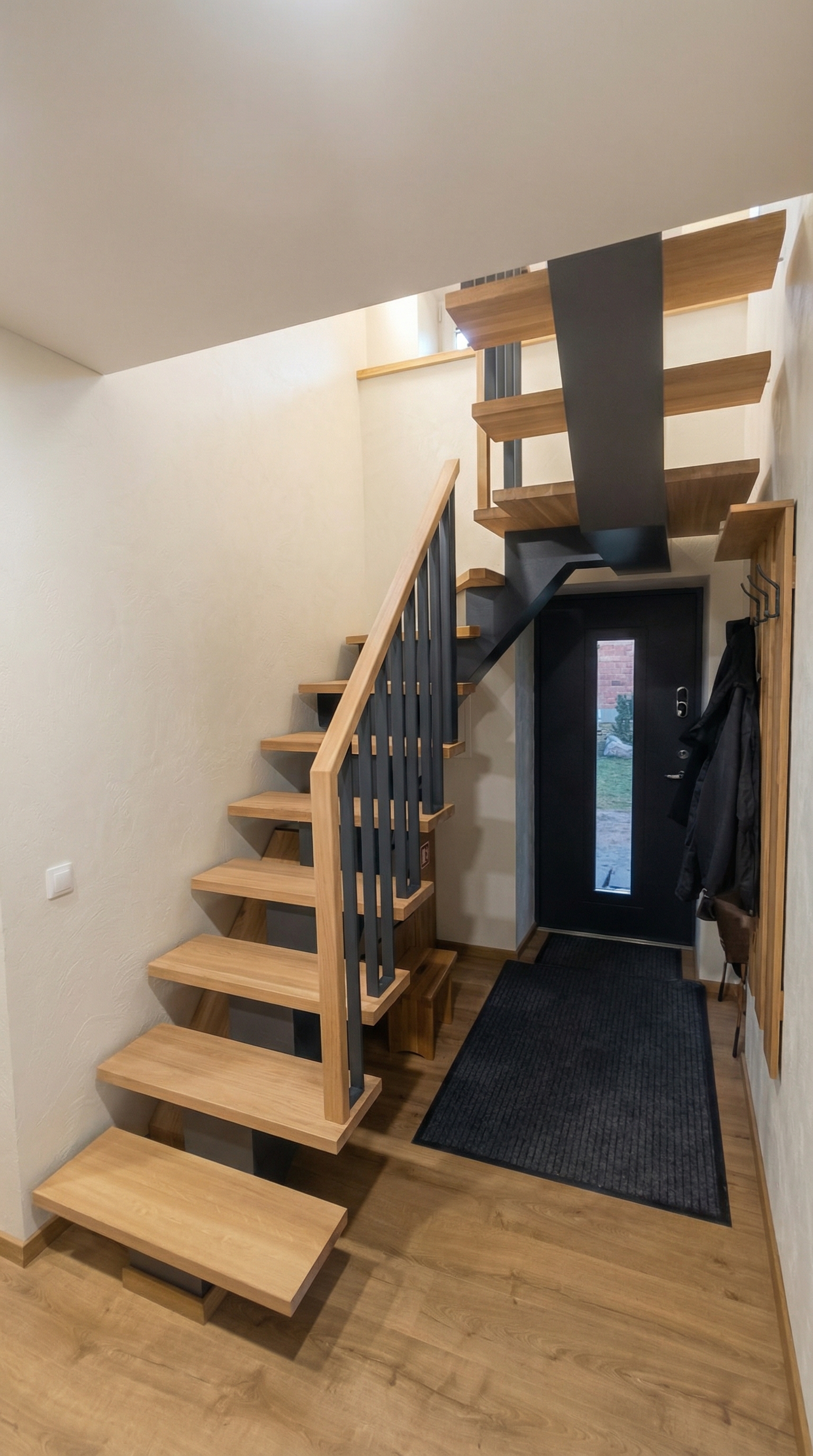 Balti modernūs laiptai