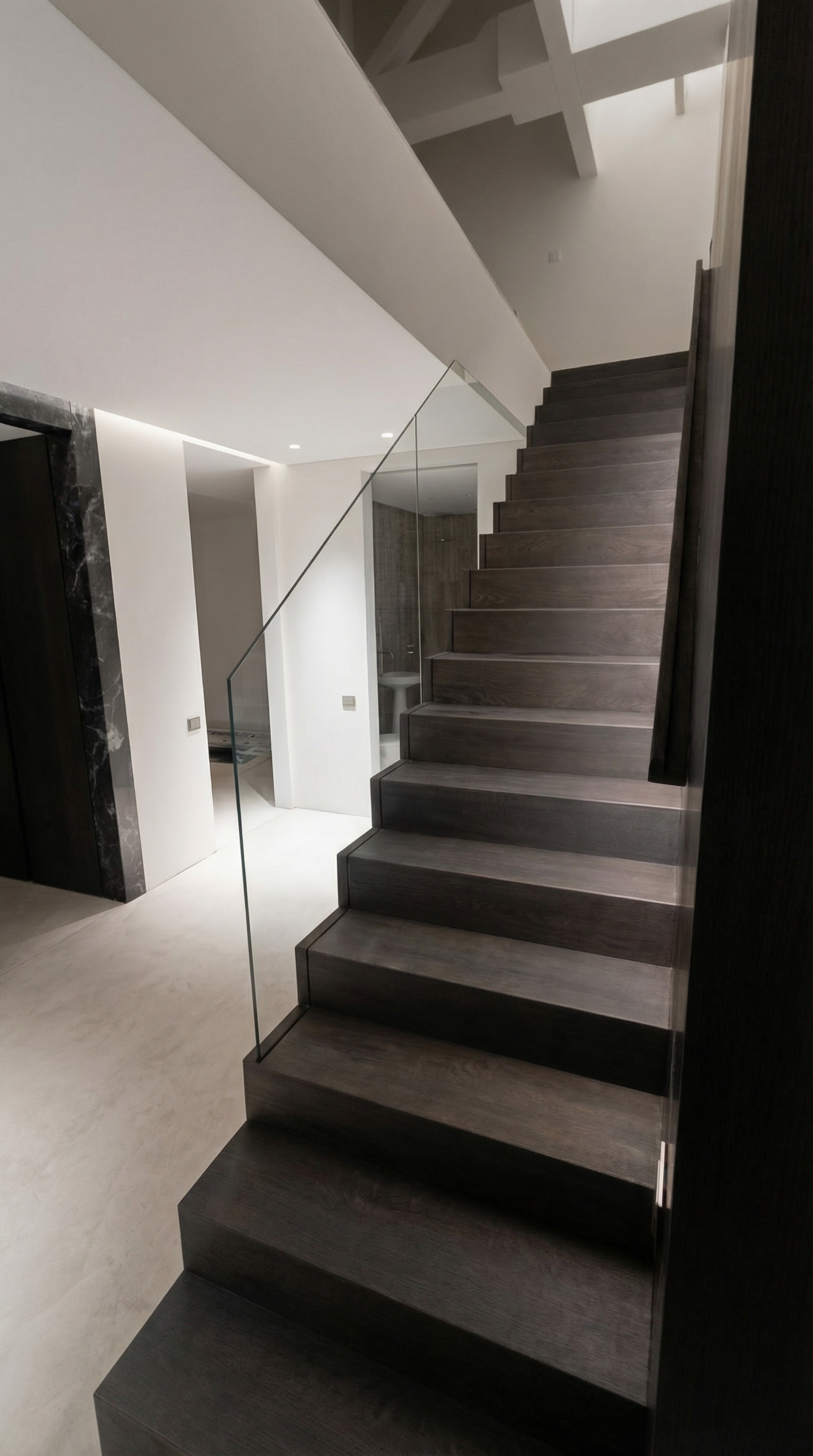 Balti modernūs laiptai