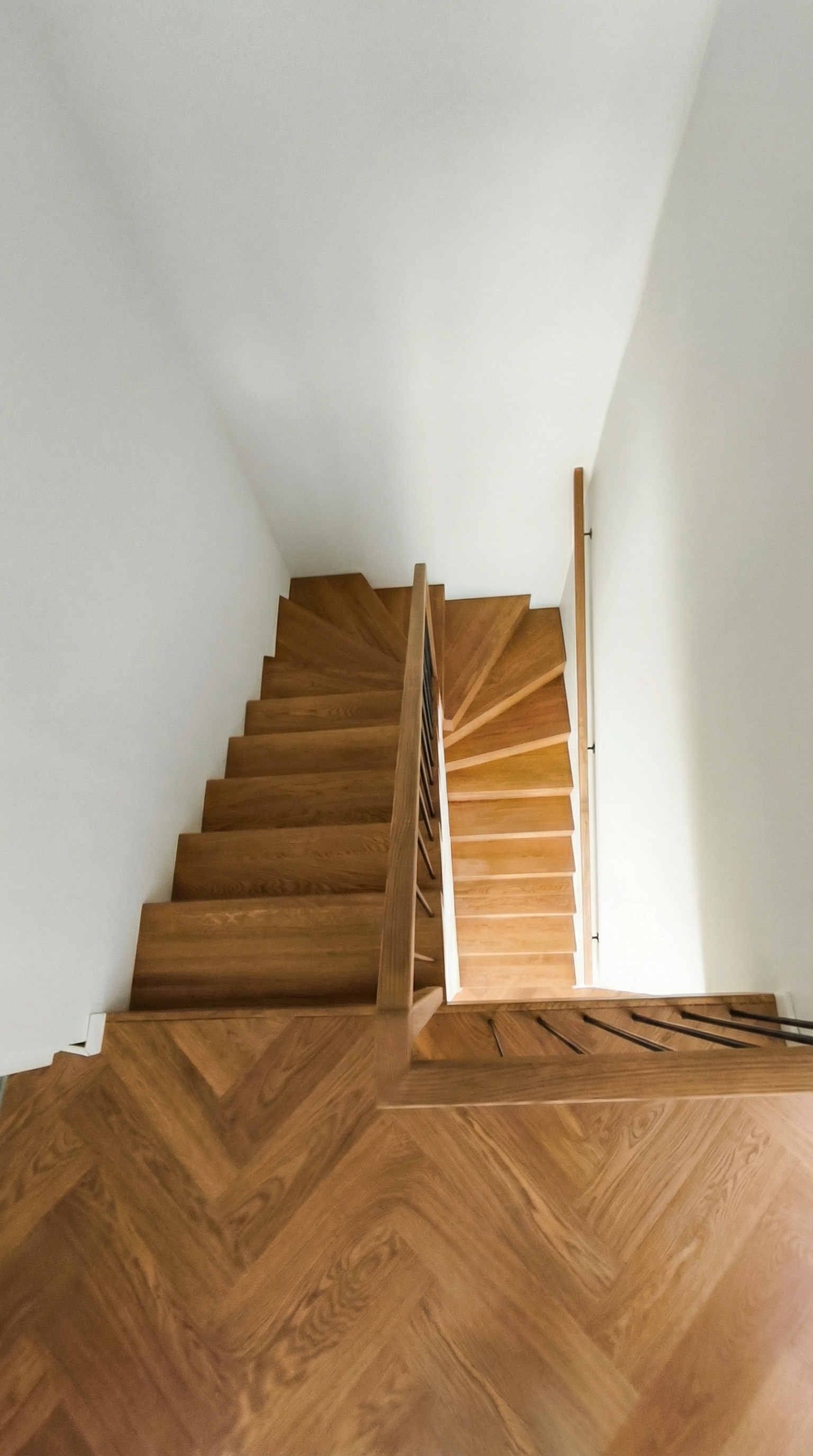 Balti modernūs laiptai