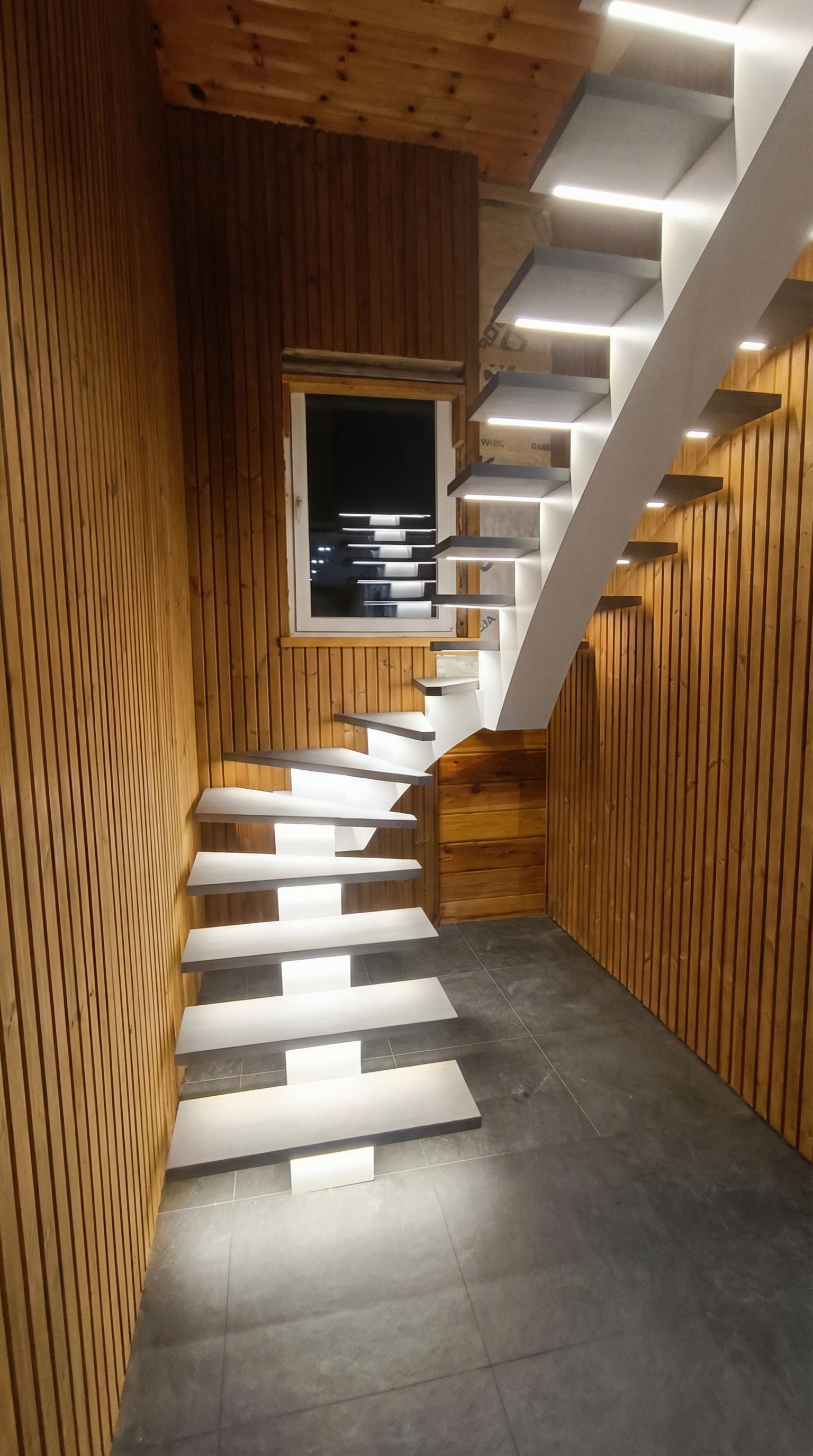 Balti modernūs laiptai